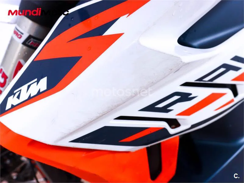 KTM 890 – Vista 19