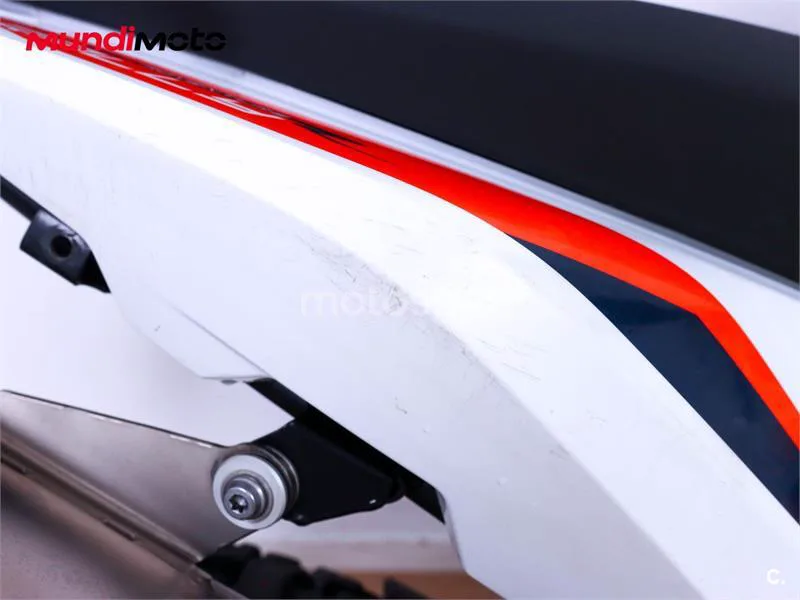 KTM 890 – Vista 30