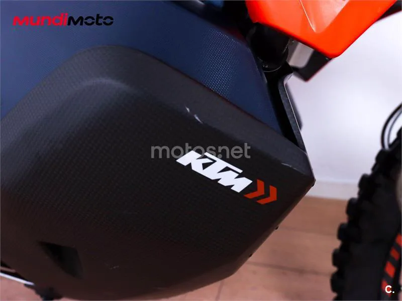 KTM 890 – Vista 32
