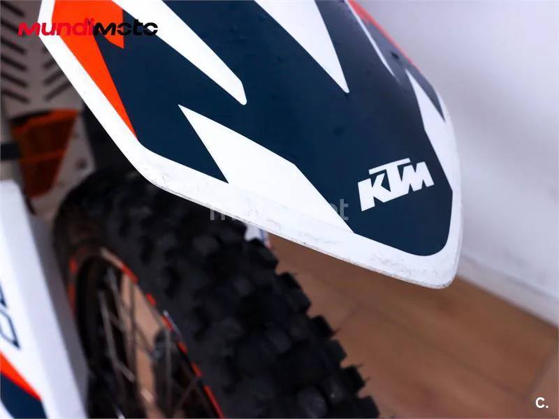 KTM 890 – Vista 33
