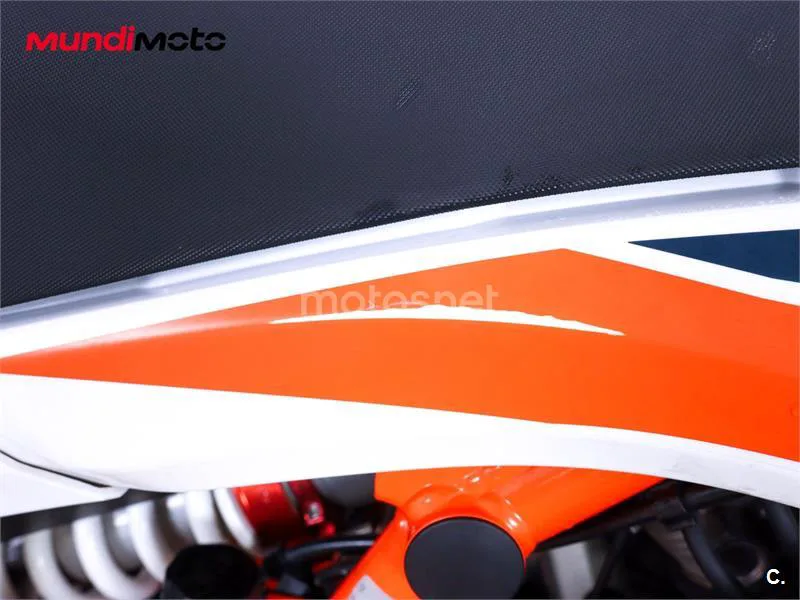 KTM 890 – Vista 36