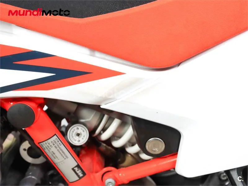 KTM 890 – Vista 15