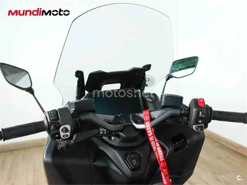 Yamaha TMAX – Vista 11