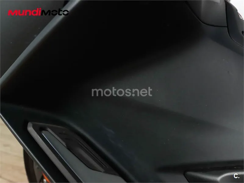 Yamaha TMAX – Vista 32