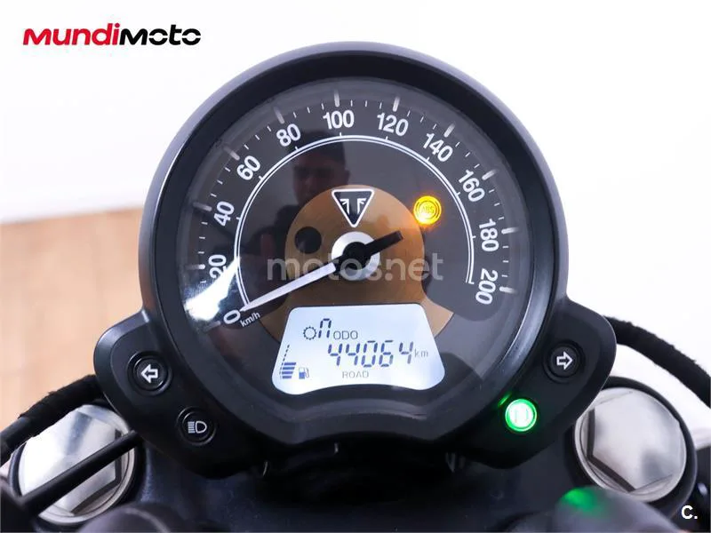 Triumph Bonneville – Vista 12