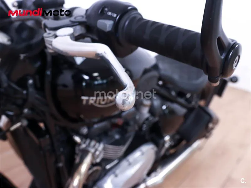 Triumph Bonneville – Vista 16