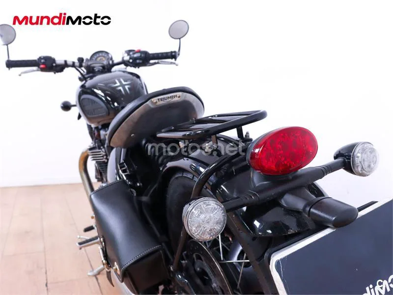 Triumph Bonneville – Vista 9