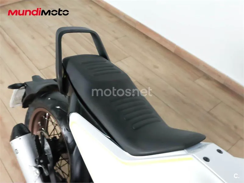 Husqvarna Vitpilen 401 – Vista 18