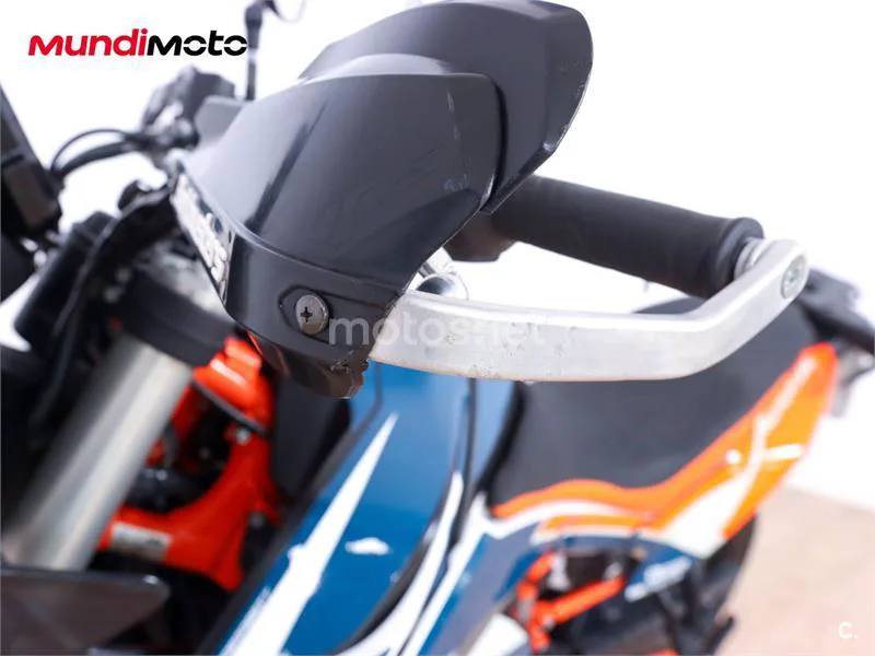 KTM 890 – Vista 22