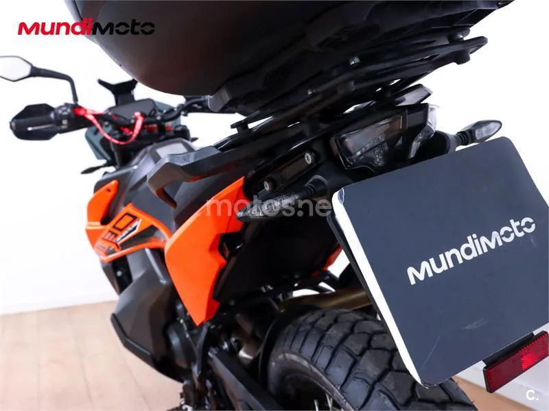 KTM 890 – Vista 9