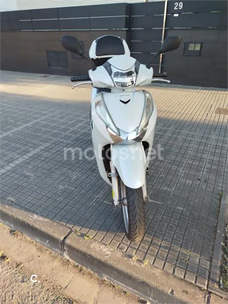Honda SH 300i – Vista 4