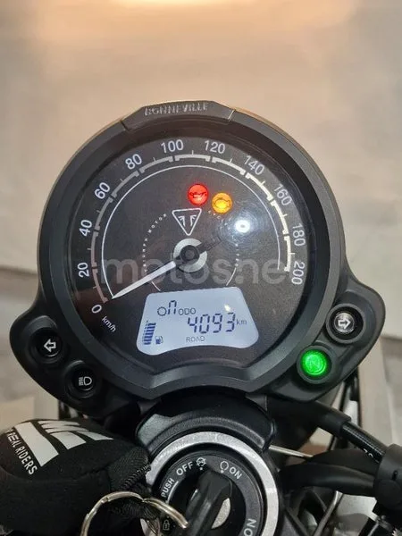 Triumph Street Twin – Vista 10