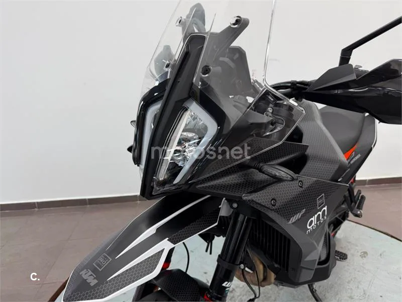 KTM 890 – Vista 17