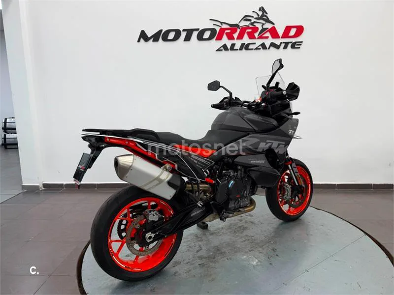 KTM 890 – Vista 3