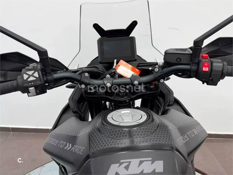 KTM 890 – Vista 9