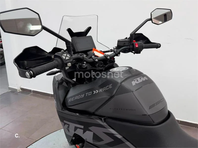 KTM 890 – Vista 10
