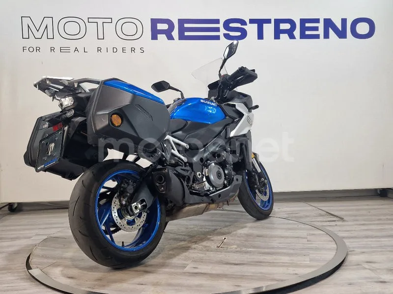 Suzuki GSX-S – Vista 8