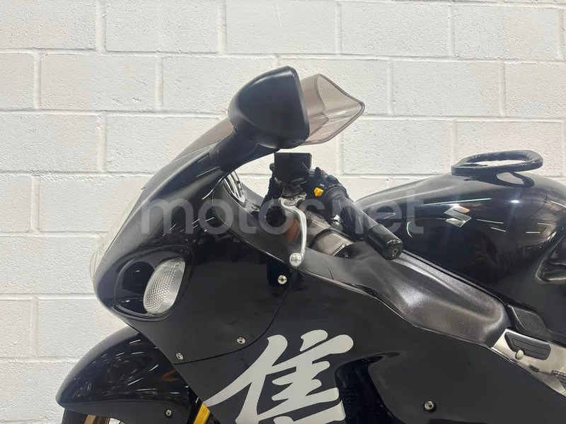 Suzuki Hayabusa – Vista 16