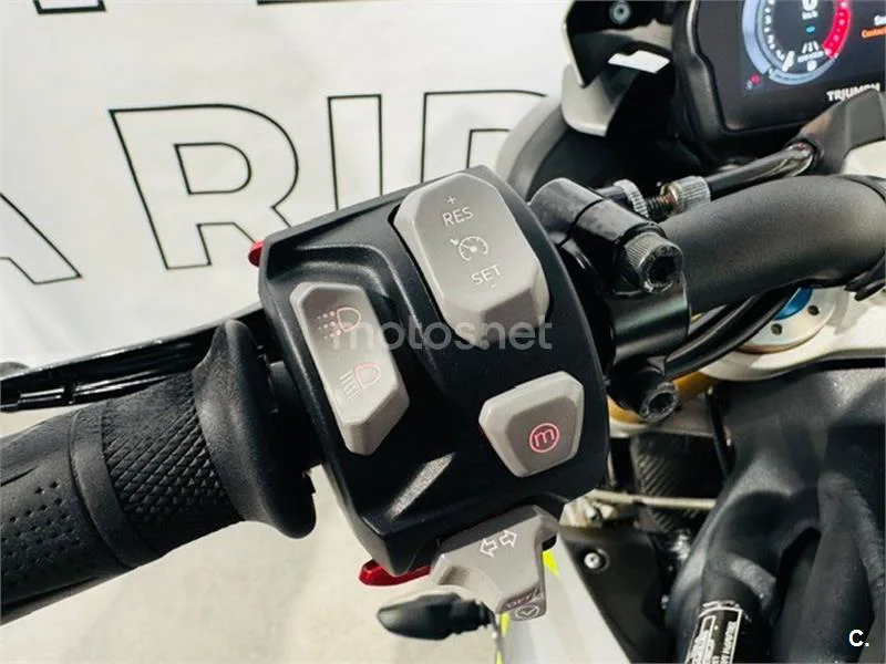 Triumph Speed Triple – Vista 8