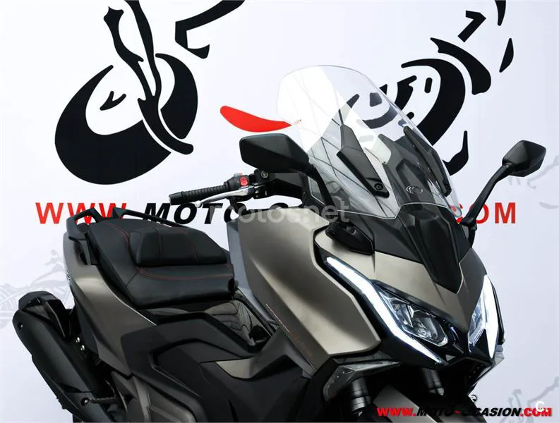 Kymco AK 550 – Vista 4