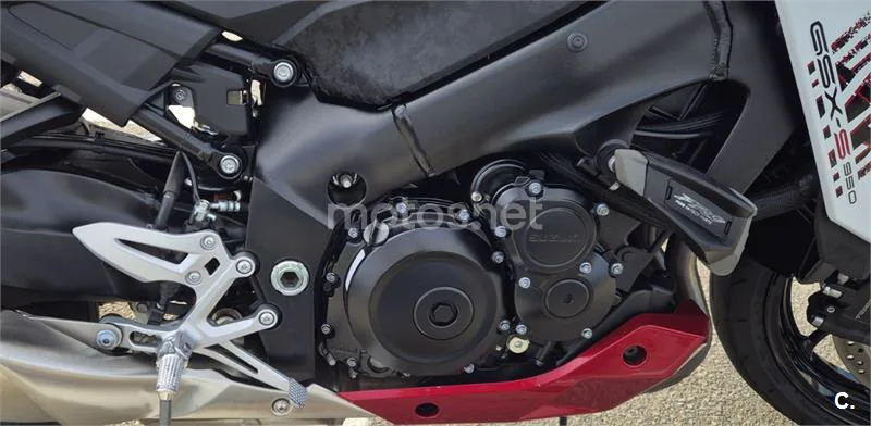 Suzuki GSX-S – Vista 12