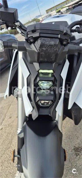 Suzuki GSX-S – Vista 16