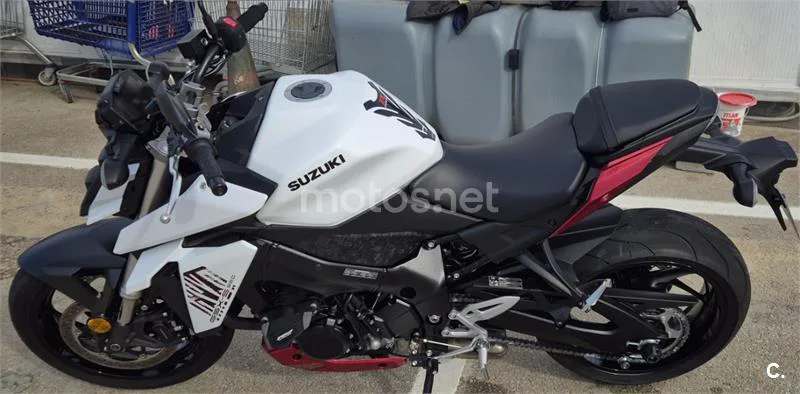 Suzuki GSX-S – Vista 8