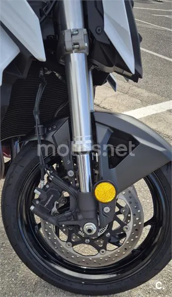 Suzuki GSX-S – Vista 10