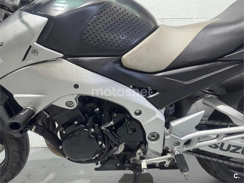 Suzuki GSR 600 – Vista 23