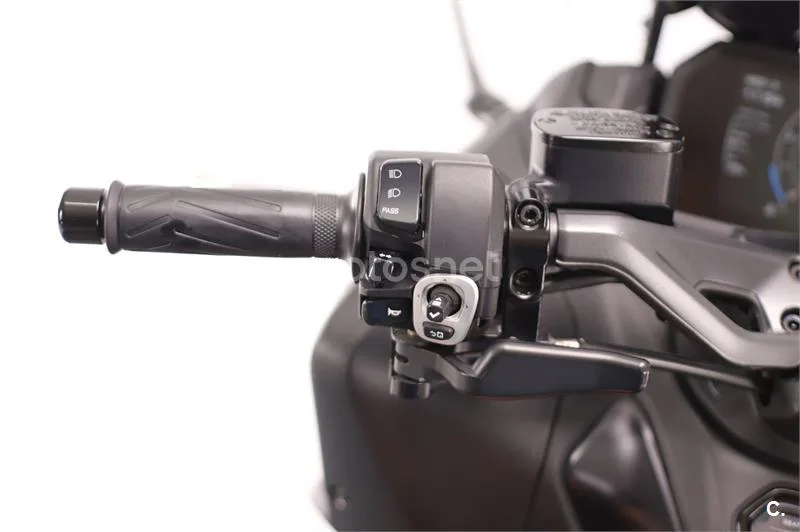 Yamaha TMAX – Vista 7
