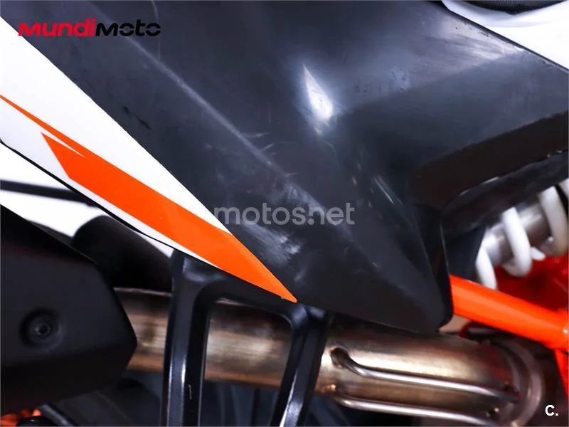 KTM 890 – Vista 14