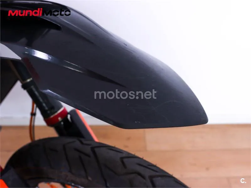 KTM 890 – Vista 16