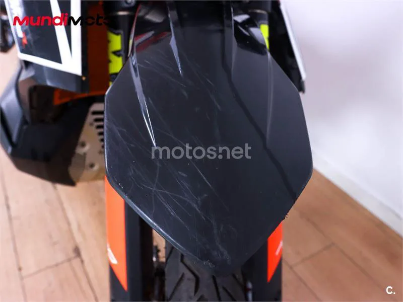 KTM 890 – Vista 17