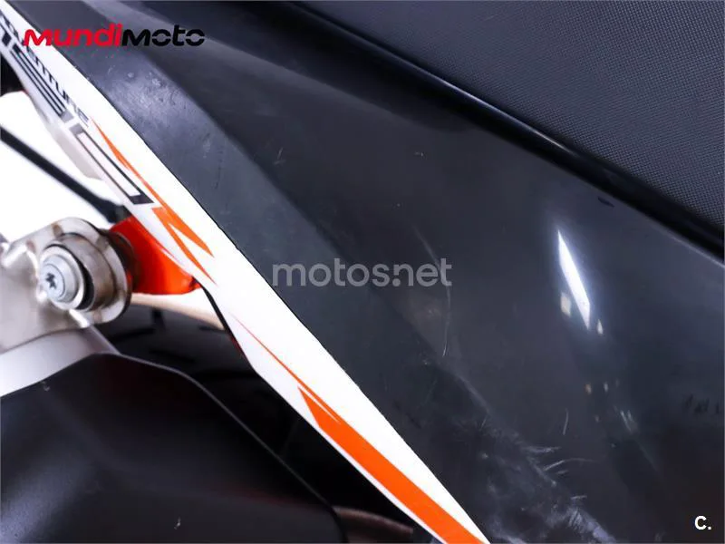 KTM 890 – Vista 23