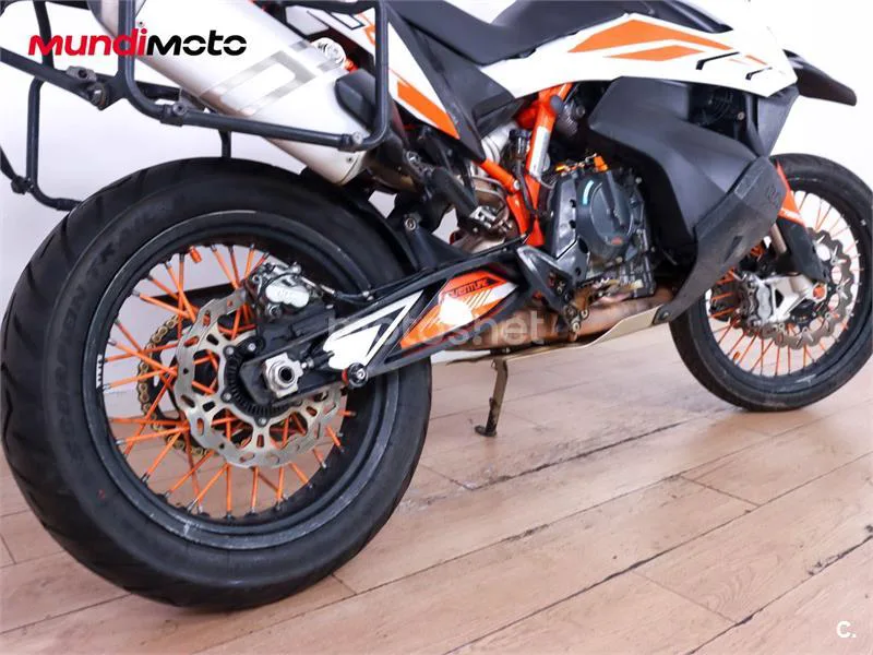 KTM 890 – Vista 4