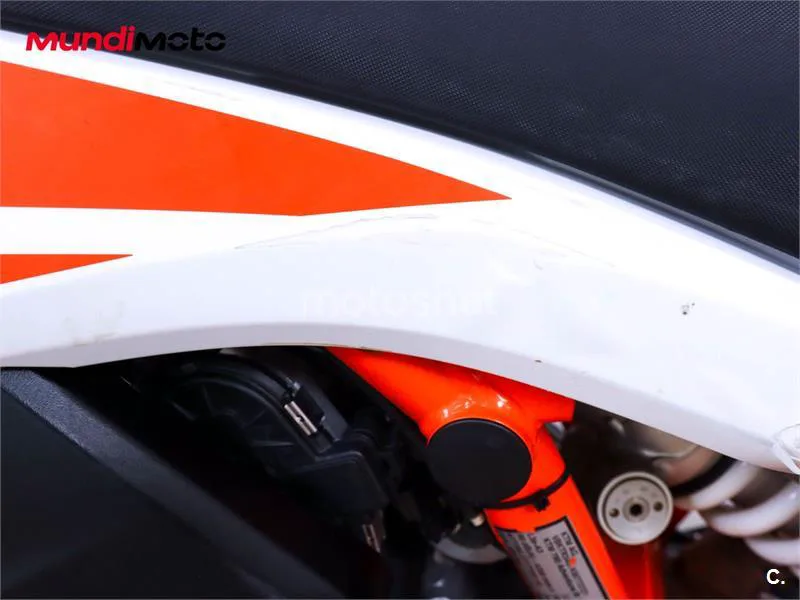 KTM 890 – Vista 34