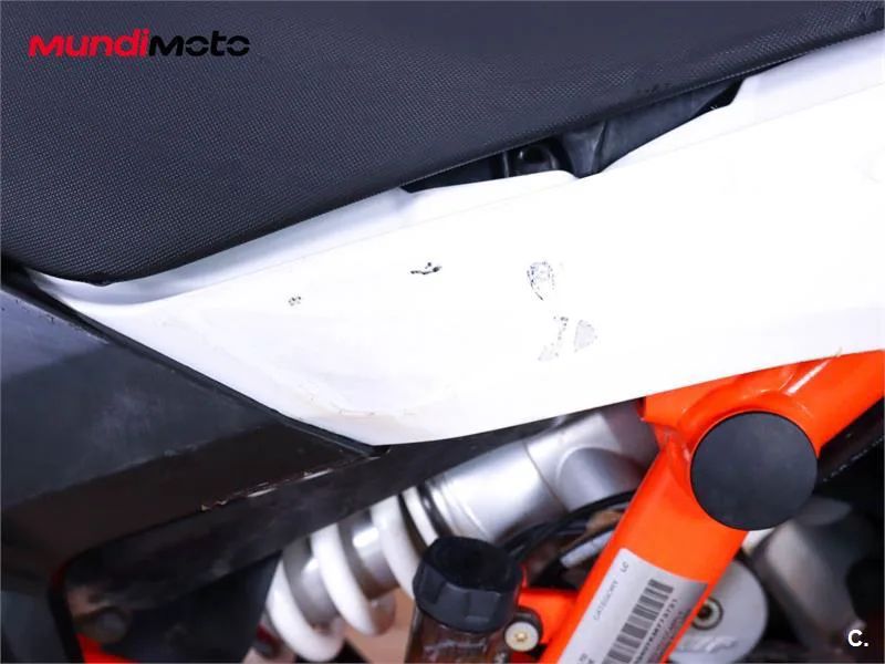 KTM 890 – Vista 36
