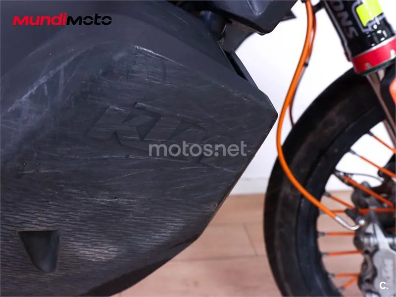 KTM 890 – Vista 43