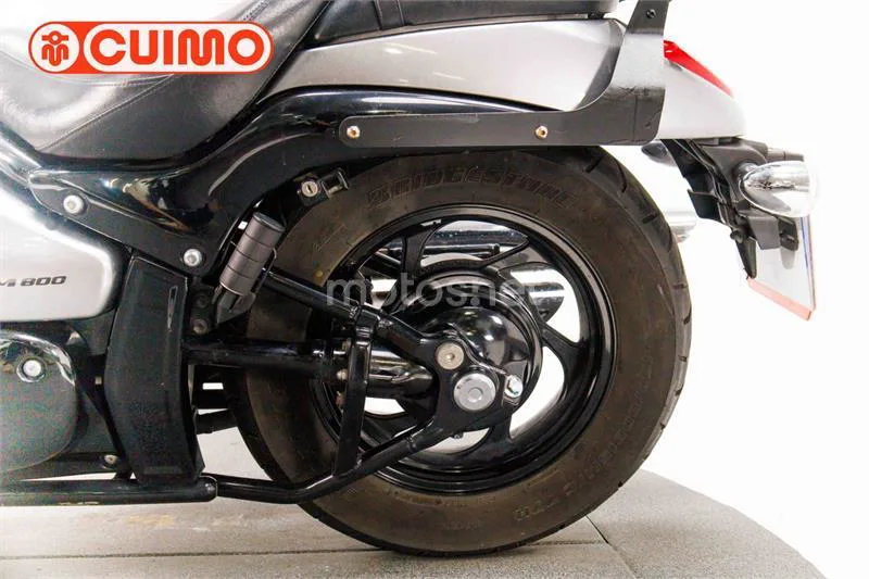 Suzuki Intruder M800 – Vista 23