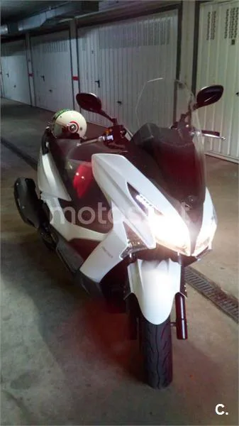 Kymco Grand Dink 300 – Vista 3
