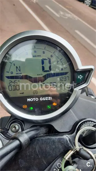 Moto Guzzi V7 - Vista 3