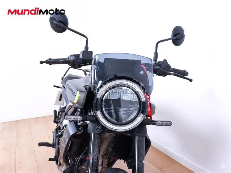 Husqvarna Svartpilen 401 – Vista 5