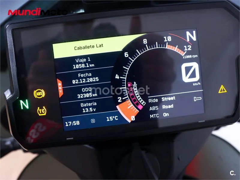 KTM 890 – Vista 12