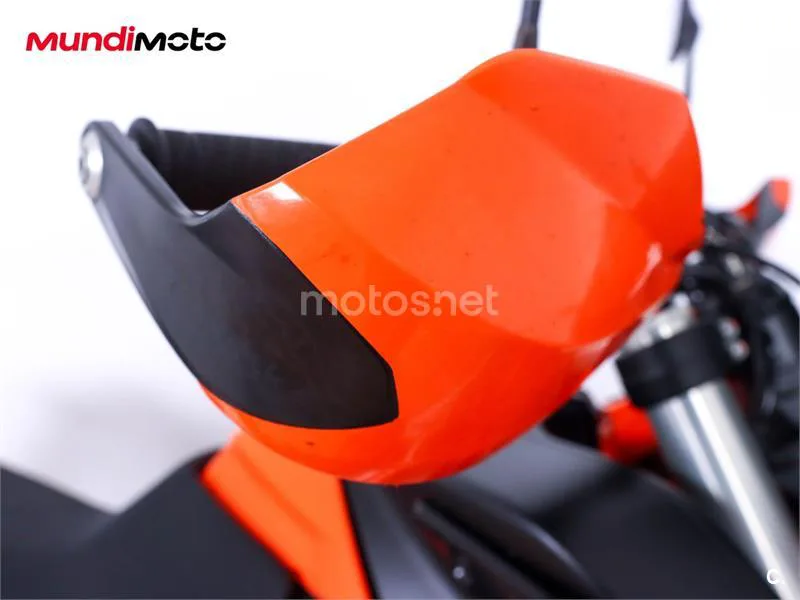 KTM 890 – Vista 14