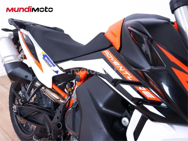 KTM 890 – Vista 17