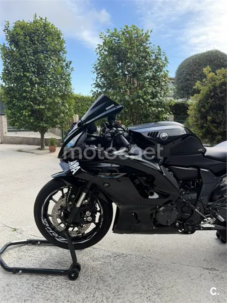 Yamaha R7 – Vista 8