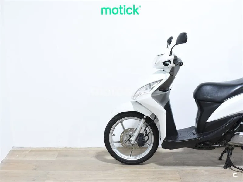 Honda Vision 110 – Vista 8