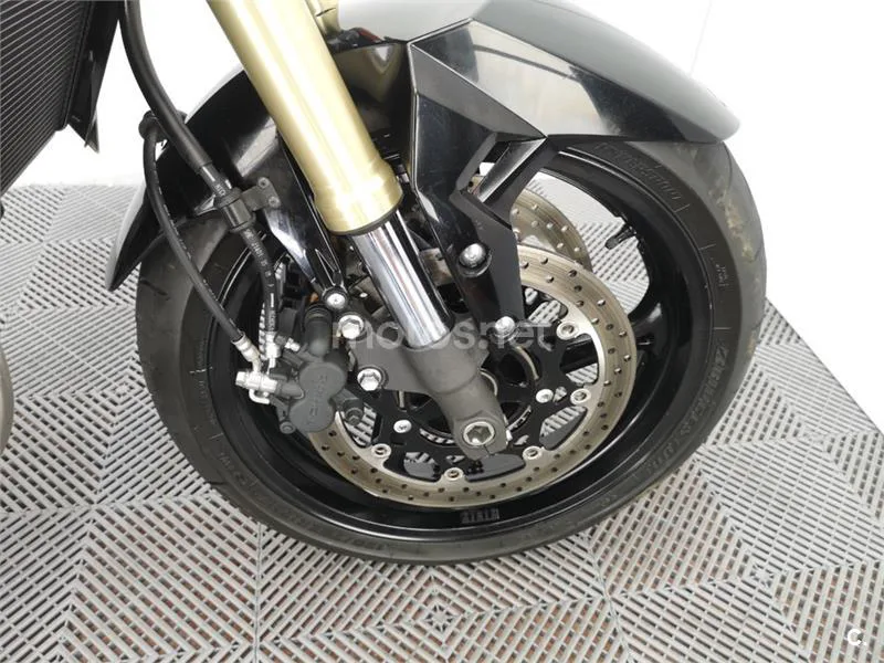 Suzuki GSR 750 – Vista 11