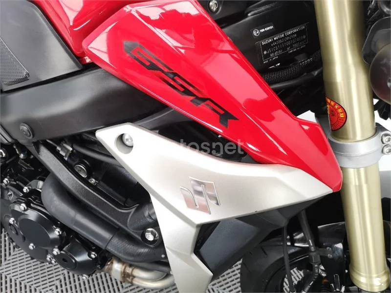 Suzuki GSR 750 – Vista 12