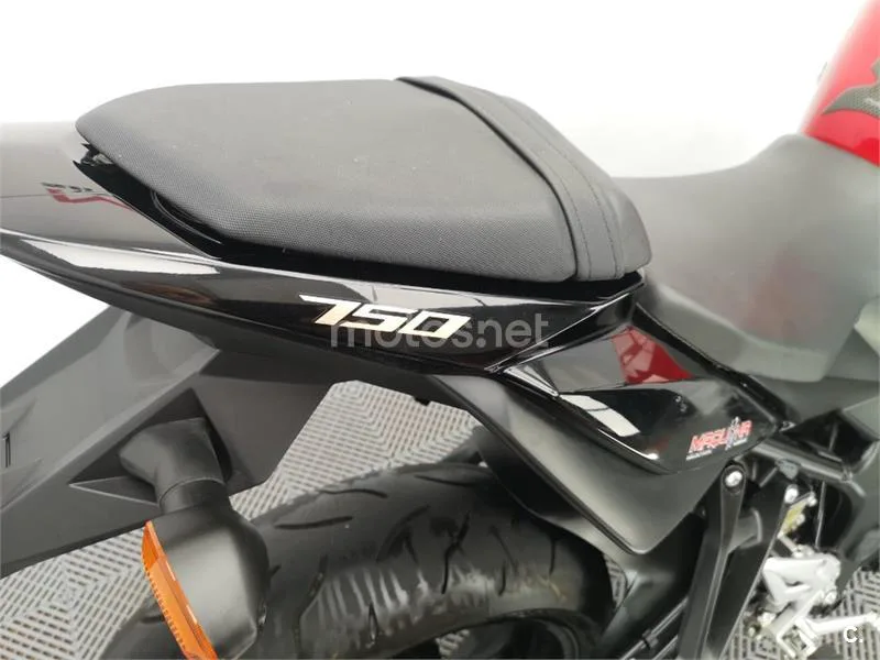 Suzuki GSR 750 – Vista 13